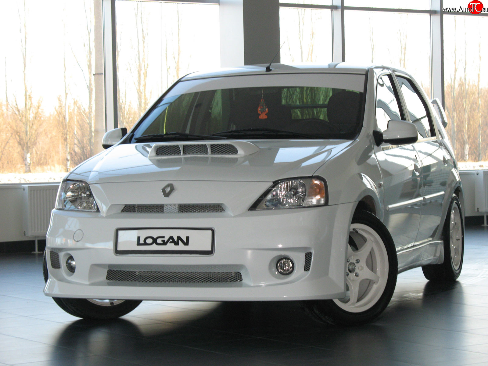 10 999 р. Передний бампер Power DM  Renault Logan  1 (2004-2010) (Без сетки, Неокрашенный)  с доставкой в г. Санкт‑Петербург