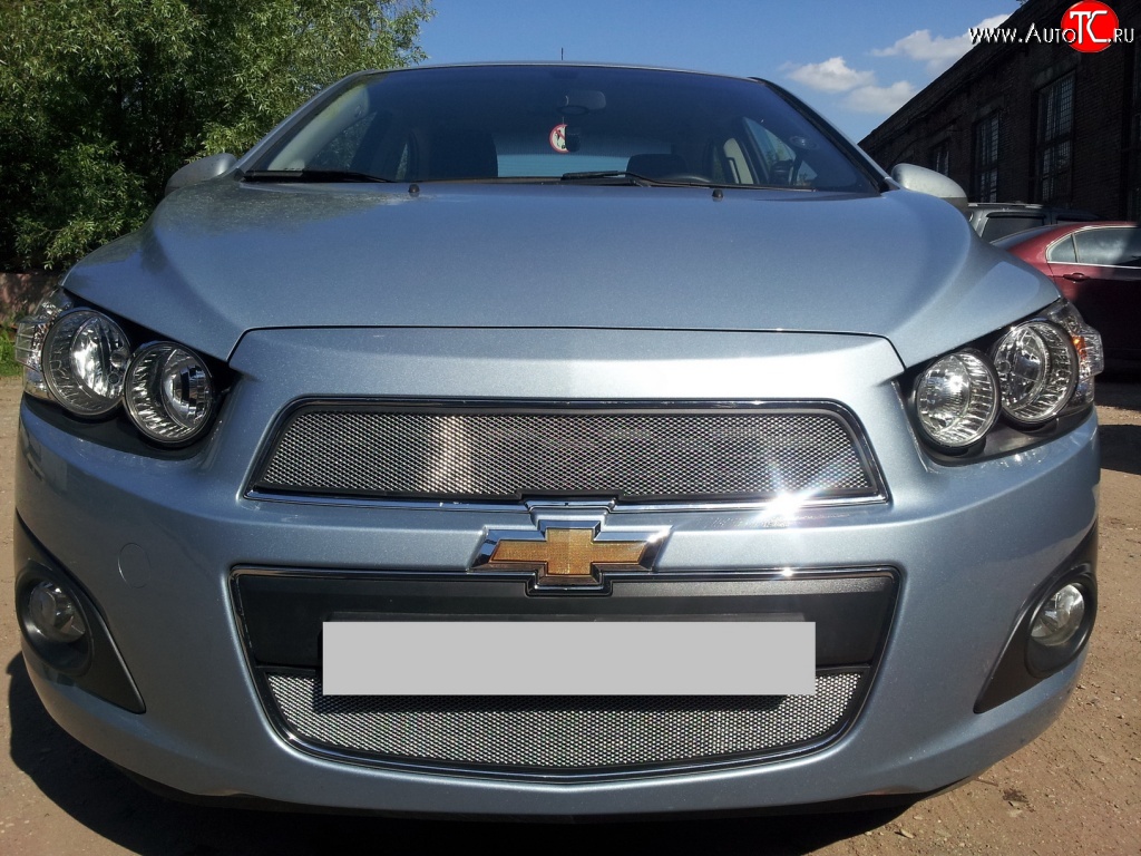 1 539 р. Сетка в решетку радиатора Russtal  Chevrolet Aveo  T300 (2011-2015) седан, хэтчбек (хром)  с доставкой в г. Санкт‑Петербург