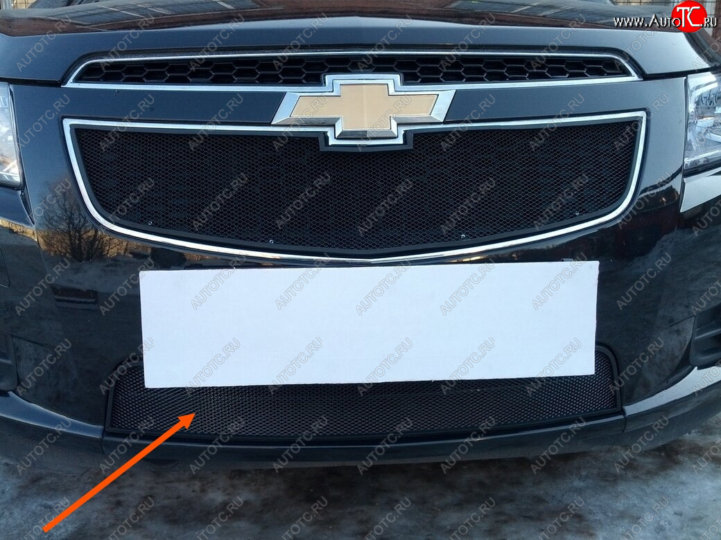 2 799 р. Защитная сетка радиатора в бампер Стрелка 11 Стандарт (алюминий, пластик)  Chevrolet Cruze ( седан,  хэтчбек) (2009-2012) (Цвет: черный)  с доставкой в г. Санкт‑Петербург