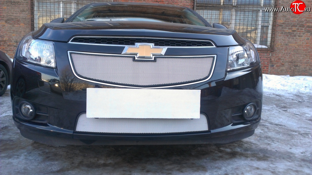 1 559 р. Нижняя сетка на бампер Russtal (хром) Chevrolet Cruze J305 хэтчбек дорестайлинг (2009-2012)  с доставкой в г. Санкт‑Петербург