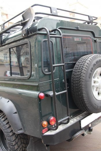 5 749 р. Лестница на крышу РИФ Land Rover Defender 110 1 L316 рестайлинг 5дв. (2007-2016)  с доставкой в г. Санкт‑Петербург. Увеличить фотографию 2