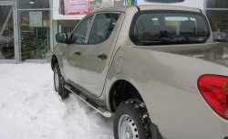 22 749 р. Защита порогов Russtal из трубы d76 мм с пластиковыми вставками для ног Mitsubishi L200 5 KK,KL рестайлинг (2018-2022) (Защита порогов с со скосами на торцах (вариант 1))  с доставкой в г. Санкт‑Петербург. Увеличить фотографию 2