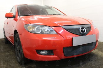 3 099 р. Защитная сетка в бампер (верх, ячейка 3х7 мм) Alfeco Стандарт Mazda 3/Axela BK рестайлинг седан (2006-2009) (Чёрная)  с доставкой в г. Санкт‑Петербург. Увеличить фотографию 3