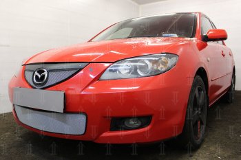 3 199 р. Защитная сетка в бампер (верх, ячейка 3х7 мм) Alfeco Стандарт  Mazda 3/Axela  BK (2006-2009) рестайлинг седан (Хром)  с доставкой в г. Санкт‑Петербург. Увеличить фотографию 3