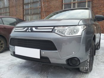 6 199 р. Защитная сетка в бампер (2 части, ячейка 3х7 мм) Alfeco Стандарт  Mitsubishi Outlander  GF (2012-2014) дорестайлинг (Чёрная)  с доставкой в г. Санкт‑Петербург. Увеличить фотографию 2