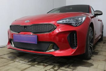 5 999 р. Защитная сетка в бампер (верх, ячейка 4х10 мм) Alfeco Премиум KIA Stinger (2017-2024) (Чёрная)  с доставкой в г. Санкт‑Петербург. Увеличить фотографию 2