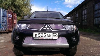 4 949 р. Защитная сетка в бампер (низ, ячейка 4х10 мм) Alfeco Премиум Mitsubishi L200 4  дорестайлинг (2006-2014) (Хром)  с доставкой в г. Санкт‑Петербург. Увеличить фотографию 2