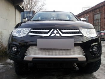 4 299 р. Защитная сетка в бампер (низ, ячейка 4х10 мм) Alfeco Премиум Mitsubishi L200 4  рестайлинг (2013-2016) (Хром)  с доставкой в г. Санкт‑Петербург. Увеличить фотографию 1