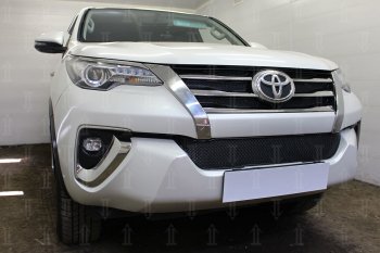 4 999 р. Защитная сетка в бампер (низ, ячейка 4х10 мм) Стрелка11 Премиум Toyota Fortuner AN160 дорестайлинг (2015-2020) (Чёрная)  с доставкой в г. Санкт‑Петербург. Увеличить фотографию 3