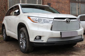 4 199 р. Защитная сетка в бампер (низ, ячейка 4х10 мм) Стрелка11 Премиум Toyota Highlander XU50 дорестайлинг (2013-2017) (Хром)  с доставкой в г. Санкт‑Петербург. Увеличить фотографию 2