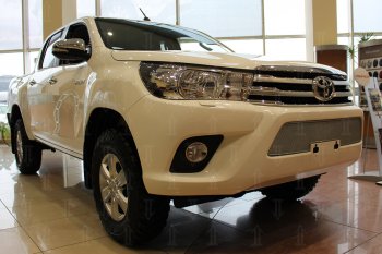 4 499 р. Защитная сетка в бампер (низ, ячейка 4х10 мм) Стрелка11 Премиум Toyota Hilux AN120 дорестайлинг (2016-2020) (Хром)  с доставкой в г. Санкт‑Петербург. Увеличить фотографию 2