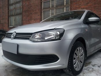 4 199 р. Защитная сетка в бампер (низ, ячейка 4х10 мм) Стрелка11 Премиум Volkswagen Polo 5 седан дорестайлинг (2009-2015) (Чёрная)  с доставкой в г. Санкт‑Петербург. Увеличить фотографию 3