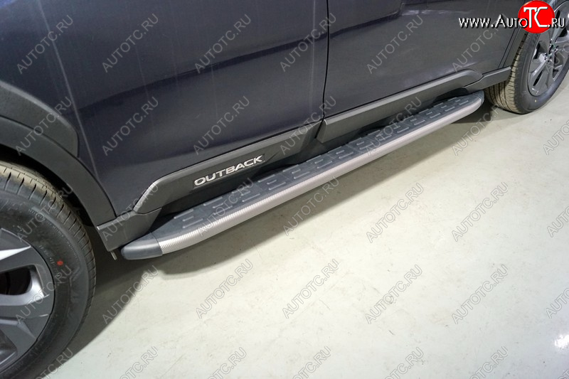 21 349 р. Пороги алюминиевые с пластиковой накладкой, ТСС Тюнинг  Subaru Outback  BT (2019-2024) универсал (карбон серые)  с доставкой в г. Санкт‑Петербург