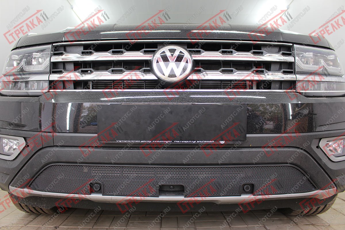 3 399 р. Защита радиатора (низ с камерой и парктроником) Стрелка11 Стандарт  Volkswagen Teramont  CA1 (2016-2020) дорестайлинг (черная)  с доставкой в г. Санкт‑Петербург