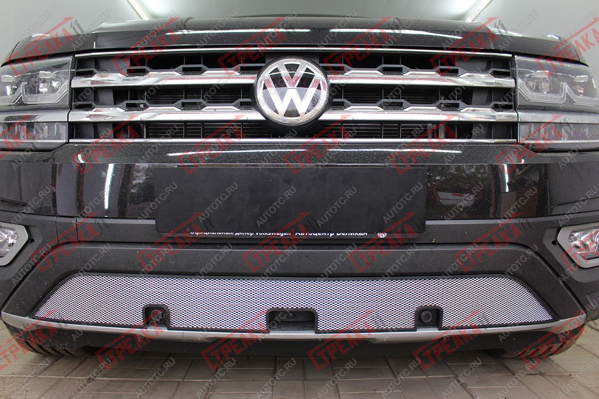 3 499 р.  Защита радиатора (низ с камерой и парктроником)  Volkswagen Teramont  CA1 (2016-2020) дорестайлинг (хром)  с доставкой в г. Санкт‑Петербург