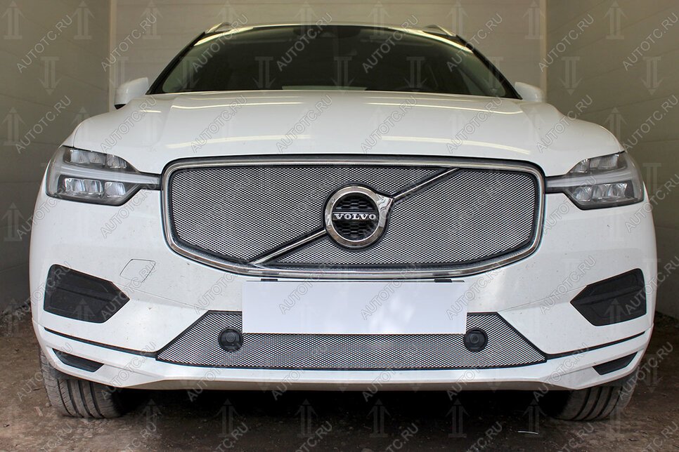 3 789 р. Защита радиатора (Inscription) (верх 2 части) Стрелка11 Стандарт  Volvo XC60 (2017-2022) (хром)  с доставкой в г. Санкт‑Петербург