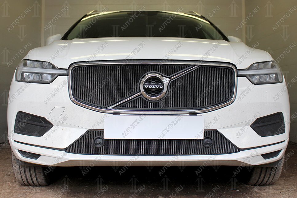 3 499 р. Защита радиатора (R-Design) (верх 2 части) Стрелка11 Стандарт  Volvo XC60 (2017-2022) (черная)  с доставкой в г. Санкт‑Петербург