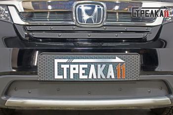 899 р. Зимняя заглушка решетки радиатора (верх 2 части) Стрелка11 Honda Pilot YF6 рестайлинг (2018-2021) (черная)  с доставкой в г. Санкт‑Петербург. Увеличить фотографию 1