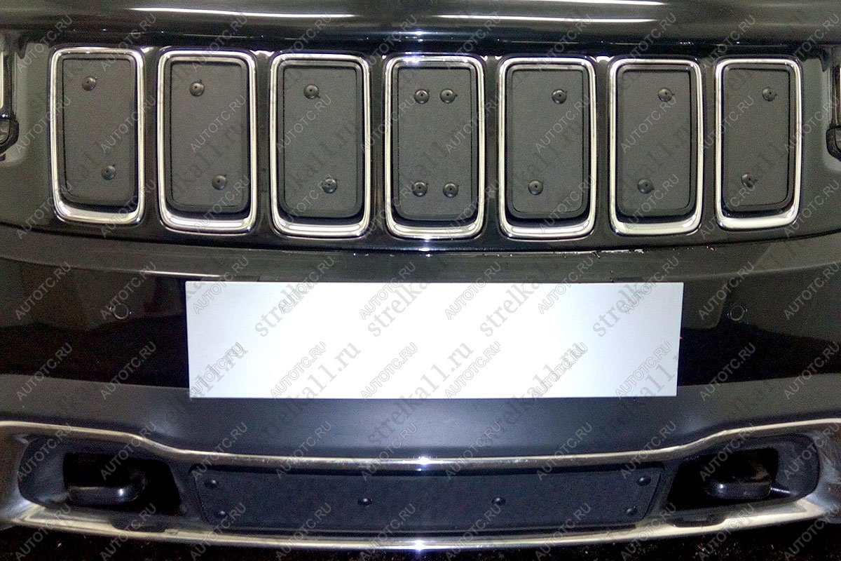 1 199 р. Зимняя заглушка решетки радиатора (верх) (Laredo, Limited) Стрелка11  Jeep Grand Cherokee  WK2 (2013-2018) 1-ый рестайлинг (черная)  с доставкой в г. Санкт‑Петербург