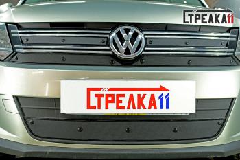 1 199 р. Зимняя заглушка решетки радиатора (верх 4 части) Стрелка11 Volkswagen Tiguan NF рестайлинг (2011-2017) (черная)  с доставкой в г. Санкт‑Петербург. Увеличить фотографию 1