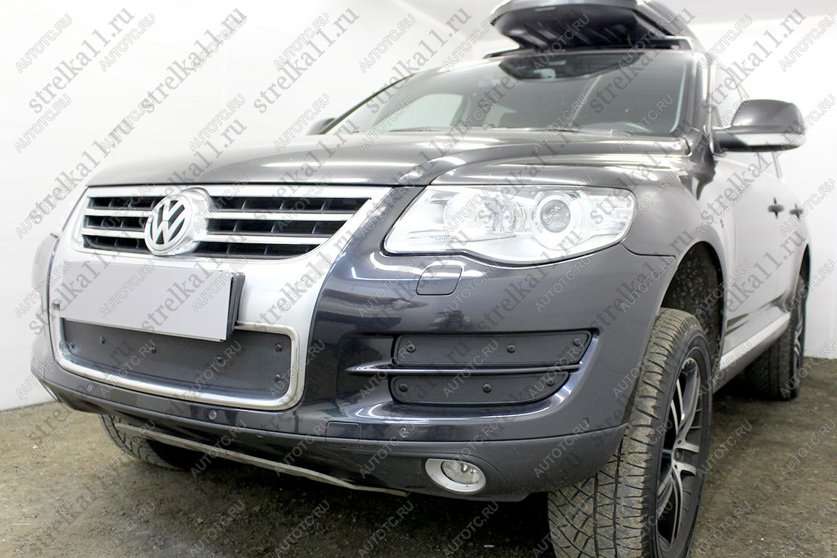 799 р. Зимняя заглушка решетки радиатора (боковая 4 части) Стрелка11  Volkswagen Touareg  GP (2006-2010) рестайлинг (черная)  с доставкой в г. Санкт‑Петербург