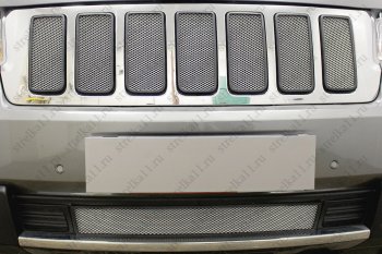 3 099 р. Защитная сетка радиатора в бампер (ячейка 3х7 мм) Стрелка11 Стандарт  Jeep Grand Cherokee  WK2 (2010-2013) (черная)  с доставкой в г. Санкт‑Петербург. Увеличить фотографию 2