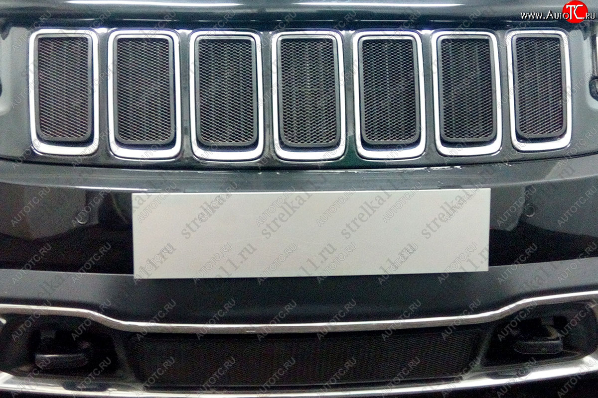 3 099 р. Защитная сетка радиатора в бампер (ячейка 3х7 мм, кроме SRT8) Стрелка11 Стандарт  Jeep Grand Cherokee  WK2 (2013-2018) (черная)  с доставкой в г. Санкт‑Петербург