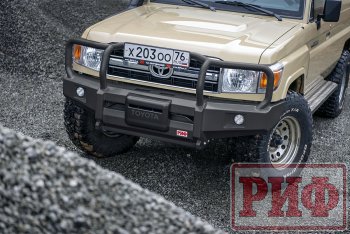 58 999 р. Бампер передний силовой РИФ Toyota Land Cruiser 76 (1985-2004) (С дополнительными фарами и защитной дугой, под штатную лебедку)  с доставкой в г. Санкт‑Петербург. Увеличить фотографию 2