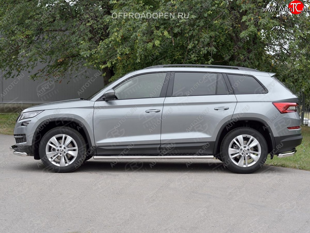 31 649 р. Порожки для ног (Ø120х60 мм с проступью, нержавейка) Russtal Skoda Kodiaq NU7 дорестайлинг (2017-2021)  с доставкой в г. Санкт‑Петербург