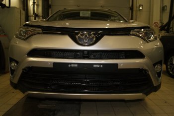 1 199 р. Сетка на бампер внешняя Arbori для автомобилей с камерой Toyota RAV4 XA40 5 дв. рестайлинг (2015-2019) (Черная 15 мм)  с доставкой в г. Санкт‑Петербург. Увеличить фотографию 1