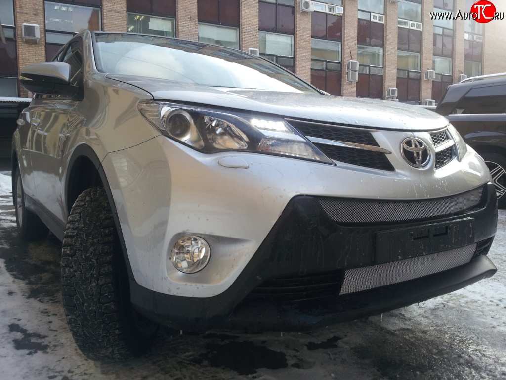 1 539 р. Нижняя сетка (для комплектации Стандарт) на бампер Russtal (хром) Toyota RAV4 XA40 5 дв. дорестайлинг (2012-2015)  с доставкой в г. Санкт‑Петербург