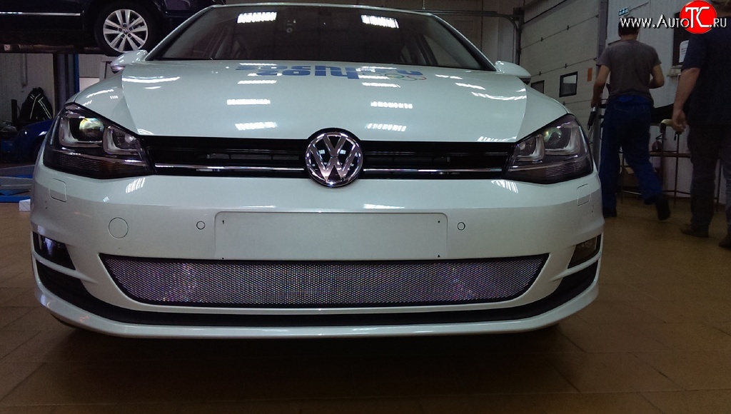 1 539 р. Сетка на бампер Russtal (хром) Volkswagen Golf 7 дорестайлинг, хэтчбэк 5 дв. (2012-2017)  с доставкой в г. Санкт‑Петербург