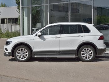 27 699 р. Порожки для ног (труба Ø42) Russtal Volkswagen Tiguan Mk2 дорестайлинг (2016-2020) (лист - нержавейка, профиль - нержавейка)  с доставкой в г. Санкт‑Петербург. Увеличить фотографию 1